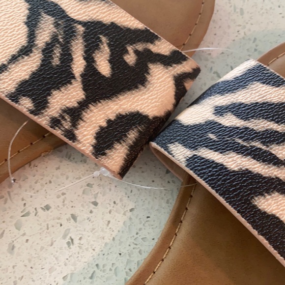 New sandal slides! 🐅 - Picture 2 of 7